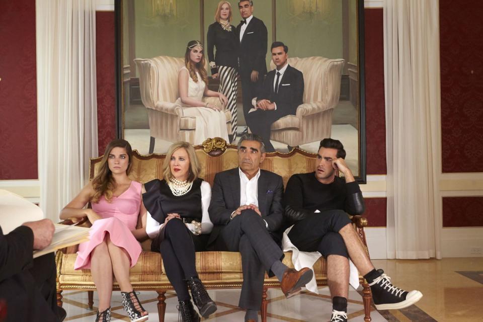 Johnny (Eugene Levy, zweiter von rechts), seine Frau Moira (Catherine O'Hara, zweite von links) und ihre beiden Kinder Alexis (Annie Murphy) und David (Dan Levy) sind schockiert: Sie sollen in das Provinznest Schitt's Creek ziehen! (Bild: Edel Motion)