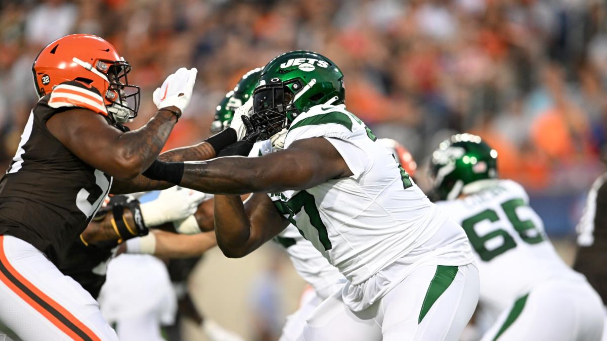 Jets' HC Robert Saleh announced that Mekhi Becton is the team's starting  right tackle.