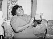 <p>Hattie McDaniel gelang 1940 etwas, das bis dahin noch keiner afroamerikanischen Frau gelungen war: Sie gewann den Oscar in der Kategorie “Beste Nebendarstellerin” für ihre Rolle im Klassiker “Vom Winde verweht”. Das Hotel, in dem die Preisverleihung stattfand, musste allerdings von der Academy überzeugt werden, dass McDaniel an der Zeremonie teilnehmen darf. Die Schauspielerin wurde am Ende von den anderen Nominierten getrennt und mit ihren afroamerikanischen Begleitern an einen separaten Tisch gesetzt. Der Grund: In den 40er-Jahren herrschte in den USA nach wie vor sogenannte Rassentrennung, die es Dunkelhäutigen verbot, beispielsweise die gleichen Veranstaltungen, Schulen oder gar Toiletten zu benutzen wie Weiße. (Bild: Bettmann/Getty Images) </p>