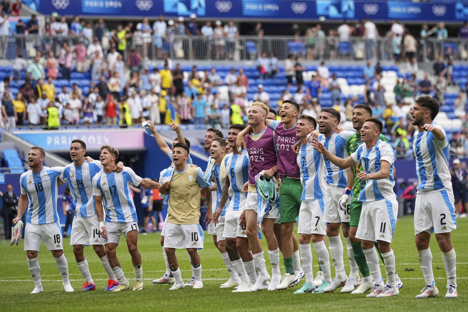 Futbolistas de Argentina celebran el pase a los cuartos de final tras vencer a Ucrania 2-0 por el Grupo B en los Juegos Olímpicos en el estadio de Lyon el martes 30 de julio de 2024, en Decines, Francia. (AP Foto/Laurent Cipriani)