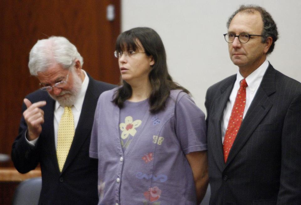 Andrea Yates (C) listens with her attorneys, George Parnham (L) and Wendell Odom (R) (Getty Images)