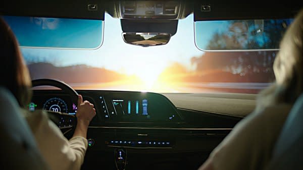 美國汽車配件商Gentex推出創新的可調光玻璃製做的電子式遮陽板，