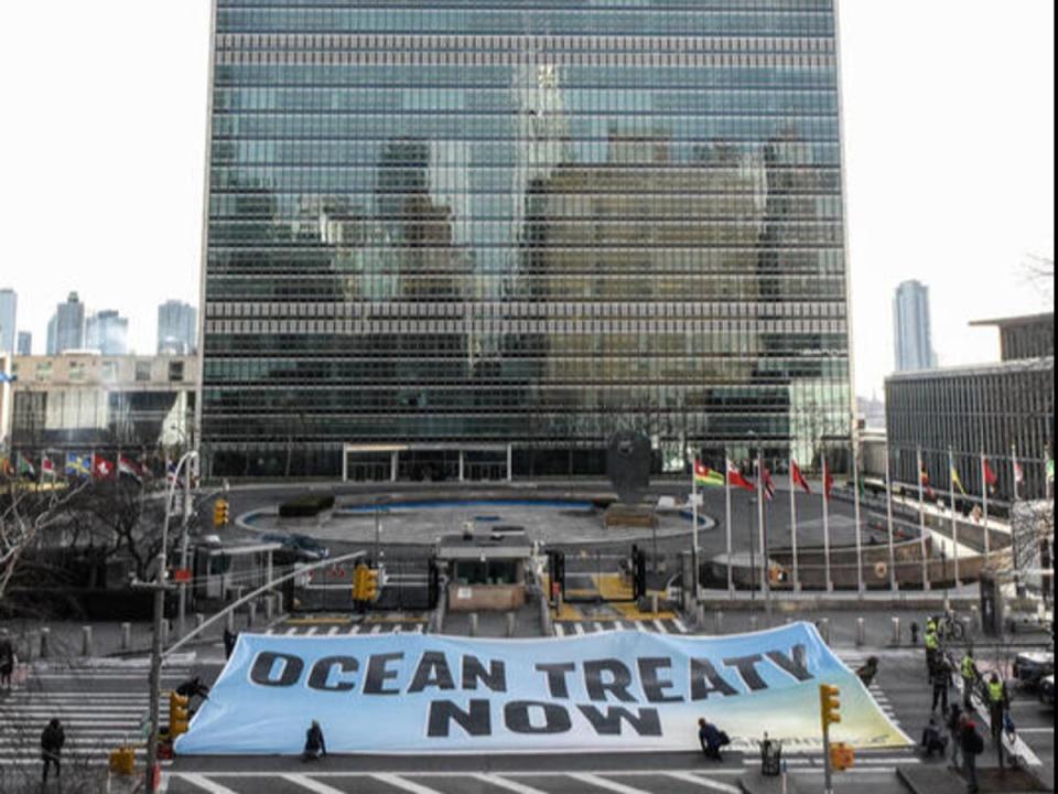 Greenpeace USA activists unfurl a giant banner to send a message to delegates at the United Nations in New York (Stephanie Keith / Greenpeace)