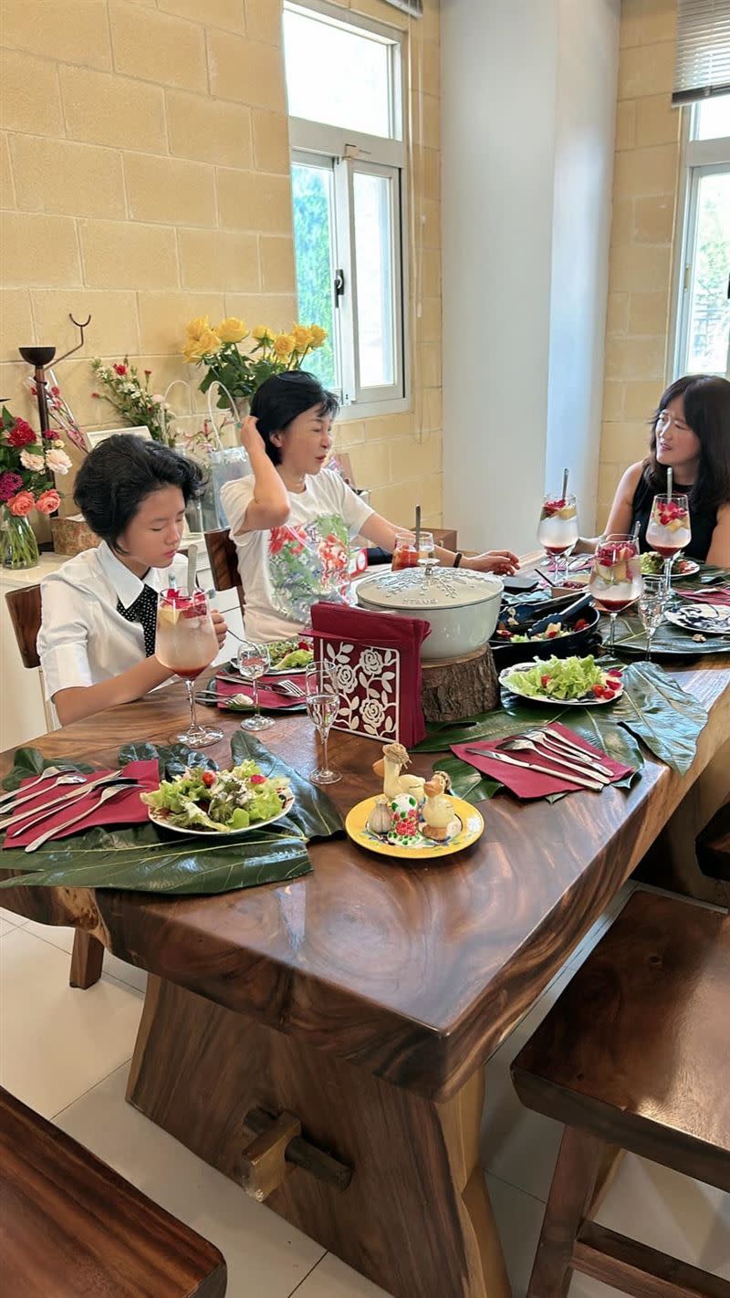 吳淡如（中）上個週末帶著會考生女兒去台中玩。（圖／翻攝自吳淡如臉書）