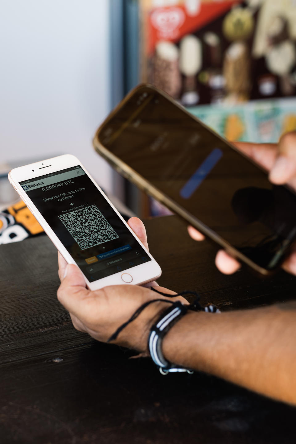 Un cliente paga con criptomonedas en Bam Bam Beach, un bar de bitcóin en Meia Praia, una playa en Lagos, Portugal, el 2 de septiembre de 2022. (Rodrigo Cardoso/The New York Times).