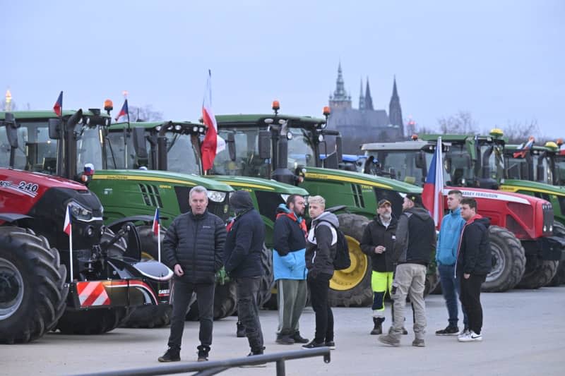 Farmers with their tractors take part in a protest against EU agricultural policies and the failed negotiations with the Czech government to further support farmers. Šimánek Vít/CTK/dpa