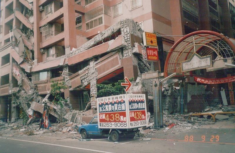 921大地震最終造成全台2,415人罹難；29人失蹤；10多萬棟房屋全倒、半倒。（圖／翻攝自維基百科）