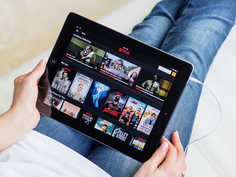 Netflix startet im November ein neues, günstigeres Werbe-Abo. (Bild: 2016 Kaspars Grinvalds/Shutterstock)