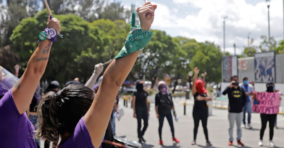 Mujeres alzando el puño en manifestación