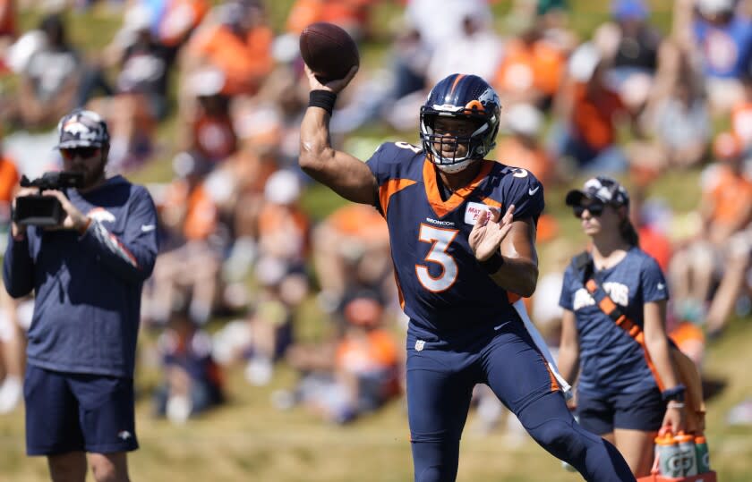 El quarterback de los Broncos de Denver Russell Wilson (3) durante una práctica en Centennial (Colorado) el 8 de agosto del 2022. La NFL aprobó la venta del equipo en la suma récord de 4.650 millones de dólares. (AP Photo/David Zalubowski)