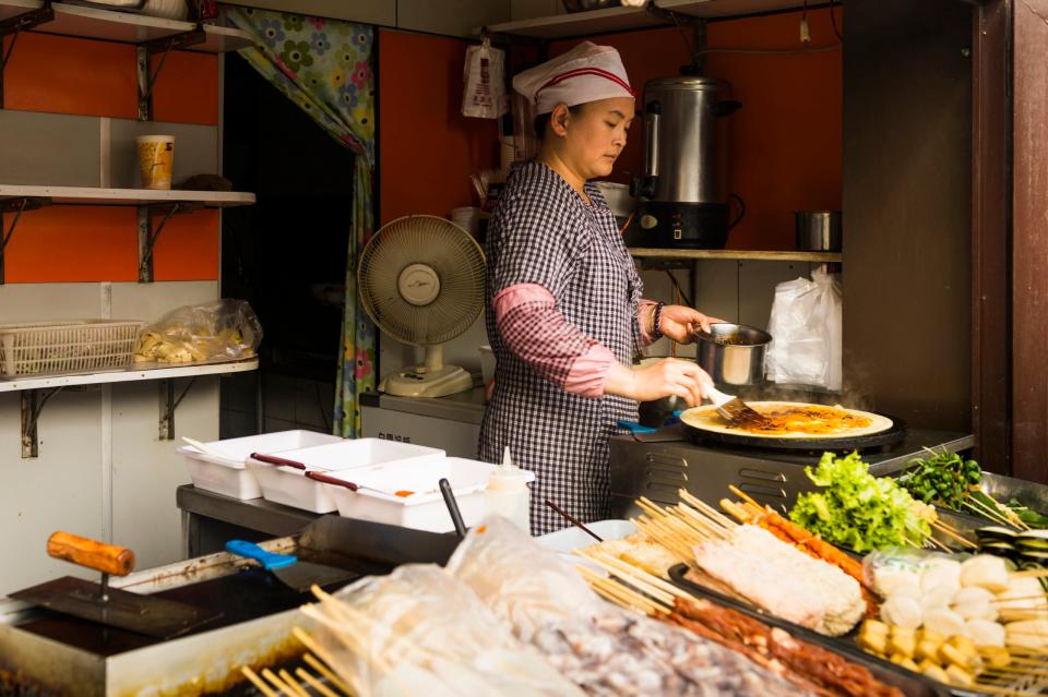 In Garküchen gibt es meist das köstlichste Essen. - Copyright: picture alliance/Christoph Mohr