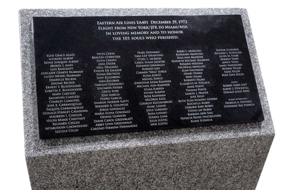 El monumento de granito, que se inaugurará en Miami Springs el 29 de diciembre con motivo del 50 aniversario del accidente, lleva grabados los nombres de los fallecidos.