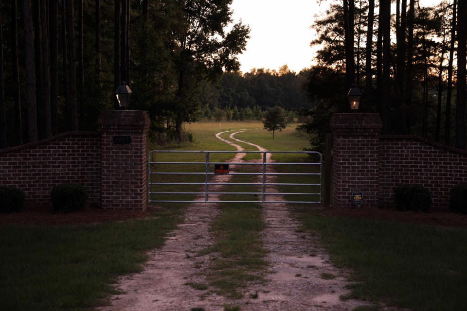 Curtis Edward Smith afuera de su casa en Walterboro, Carolina del Sur, el 4 de septiembre de 2021. (Travis Dove/The New York Times)