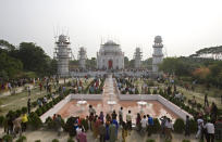 <p>Y es que a lo largo de la historia han sido varias las veces que se ha intentado imitar a esta maravilla. Una de ellas es esta reproducción del edificio en la capital bangladesí, Daca. (REUTERS/Andrew Biraj)</p> 