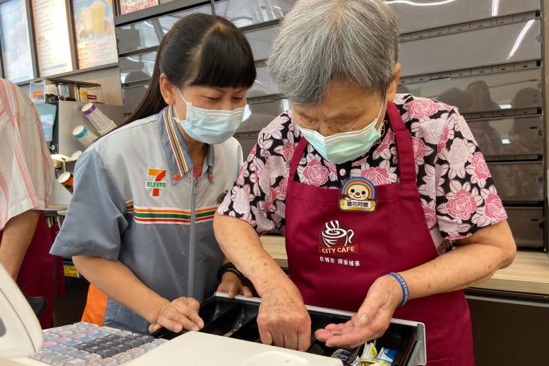 高齡88歲的梁奶奶透過到門市擔任店員，在過程中活動肢體，增強互動反應，亦珍惜著每一次服務的機會。（老五老基金會提供）