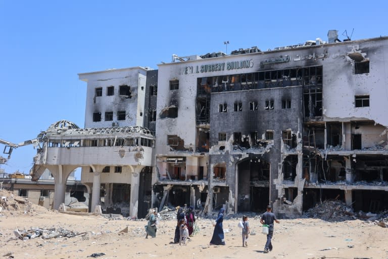 Varias personas se dirigen a un edificio devastado del hospital Al Shifa, en Gaza, el 11 de junio de 2024 (Omar al Qattaa)