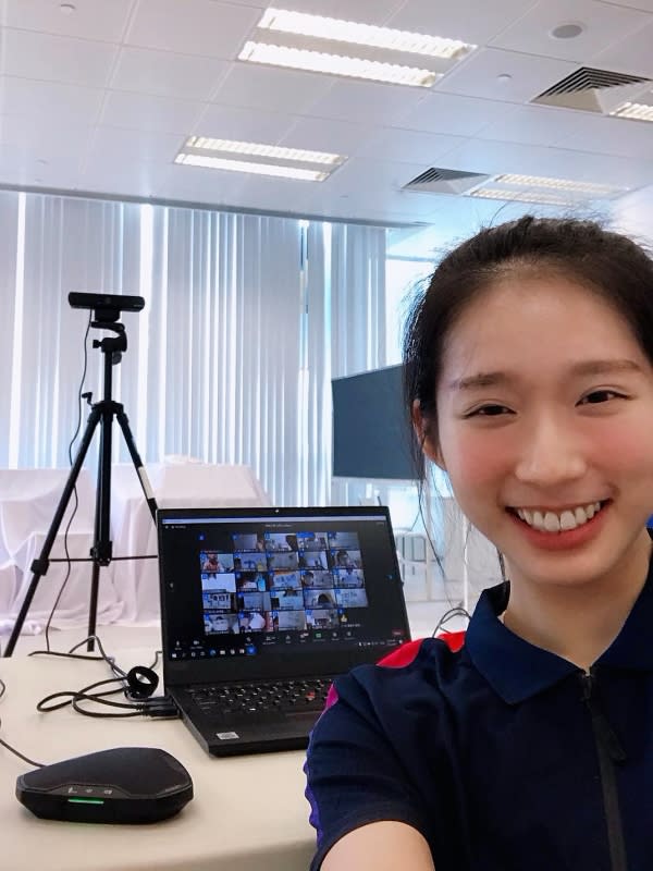 2019年女子重劍世界排名第一的劍擊<a class="link " href="https://hk.sports.yahoo.com/tag/運動員" data-i13n="sec:content-canvas;subsec:anchor_text;elm:context_link" data-ylk="slk:運動員;sec:content-canvas;subsec:anchor_text;elm:context_link;itc:0">運動員</a><a class="link " href="https://hk.sports.yahoo.com/tag/江旻憓" data-i13n="sec:content-canvas;subsec:anchor_text;elm:context_link" data-ylk="slk:江旻憓;sec:content-canvas;subsec:anchor_text;elm:context_link;itc:0">江旻憓</a>透過Community In Action計劃，參與<a class="link " href="https://hk.sports.yahoo.com/tag/港澳信義會明道小學" data-i13n="sec:content-canvas;subsec:anchor_text;elm:context_link" data-ylk="slk:港澳信義會明道小學;sec:content-canvas;subsec:anchor_text;elm:context_link;itc:0">港澳信義會明道小學</a>的「網上陸運會」，與同學分享成為運動員的經歷及示範基本劍擊動作，並透過螢幕與在學校現場的師生們隔空進行大合照。