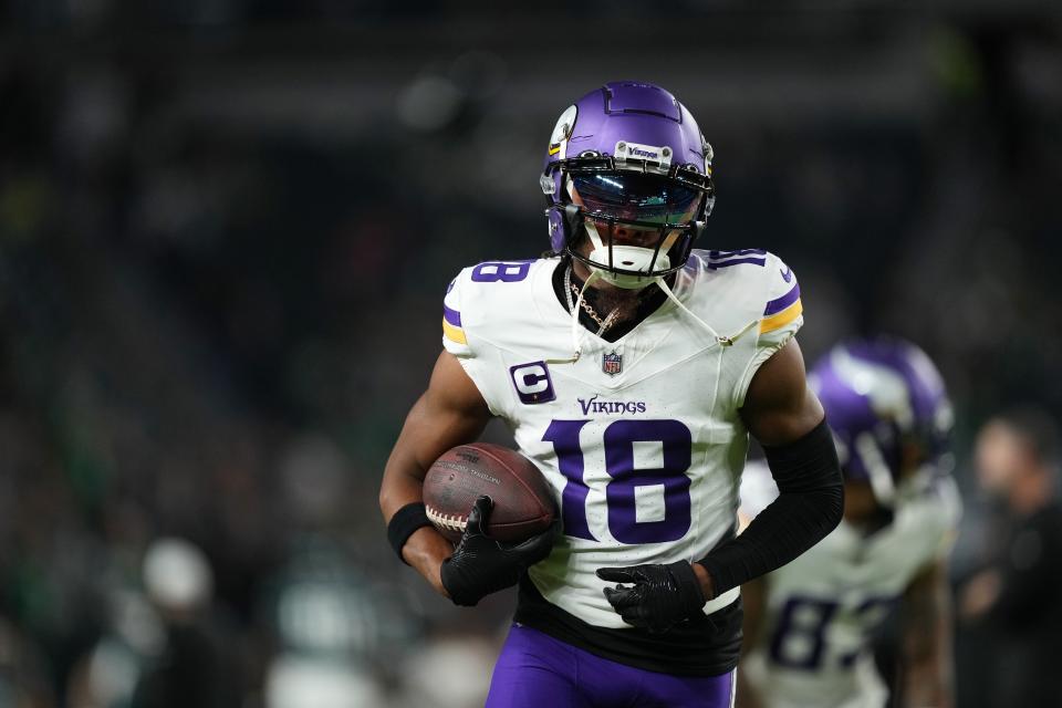 Der Wide Receiver der Minnesota Vikings, Justin Jefferson (18), hatte am Donnerstag einen großen Fehler.  (AP Photo/Matt Rourke)