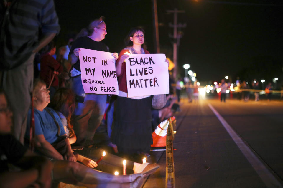 Police fatally shoot Philando Castile in Falcon Heights, Minn.