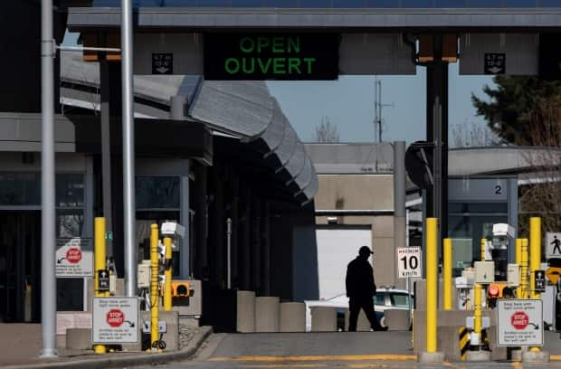 A work-to-rule strike will slow operations at land crossings, airports, commercial shipping ports, postal facilities and CBSA offices. (Darryl Dyck/Canadian Press - image credit)