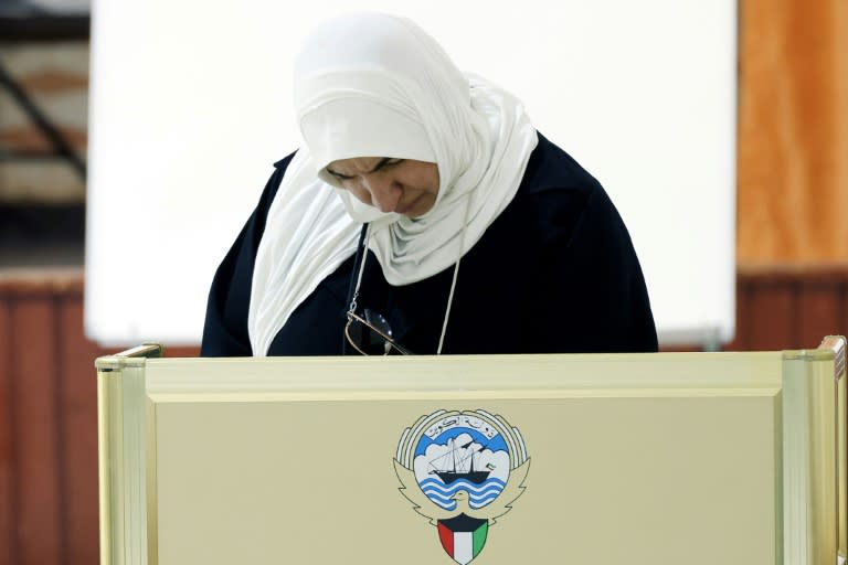 Une femme vote le 4 avril 2024 lors des élections législatives koweïtiennes dans la ville de Koweït (YASSER AL-ZAYYAT)