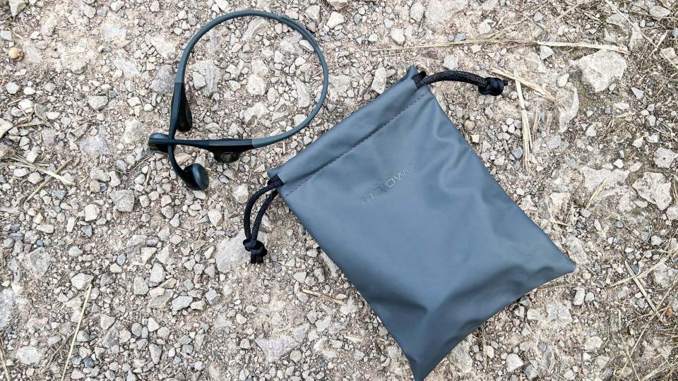 Mojawa Run Plus headphones alongside carry bag