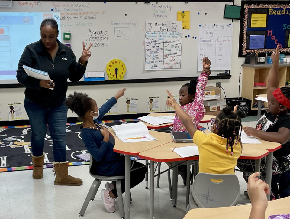 First graders in Sheila Brown’s class at Stonewall Tell held up two fingers to indicate the two vowels in words like “make” and “cane.” (Linda Jacobson/The 74)
