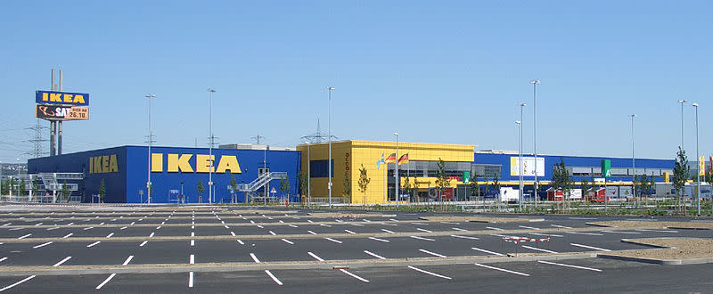 <p><b>IKEA</b></p><p>Mit nur siebzehn Jahren gründete Ingvar Kamprad 1943 den schwedischen Möbelgiganten IKEA. Der Name setzt sich aus den Anfangsbuchstaben von Ingvar Kamprad, des elterlichen Bauernhofs Elmtaryd und des Dorfes Agunnaryd zusammen, in dem der Hof lag. Anfangs verkaufte die Firma diverse Konsumgüter, darunter Kugelschreiber, Brieftaschen, Bilderrahmen, Tischdecken, Uhren, Streichhölzer, Schmuck und Nylonstrümpfe. Heute ist Deutschland der wichtigste Markt von IKEA. (Bild: Wikipedia/Christian Giersing)</p>