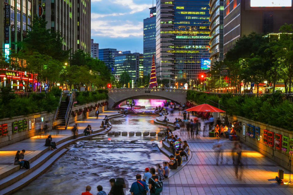 Around Cheonggyecheon stream running through Jongro CBD (old downtown) of Seoul at nighttime. <i>(Photo: Getty)</i>