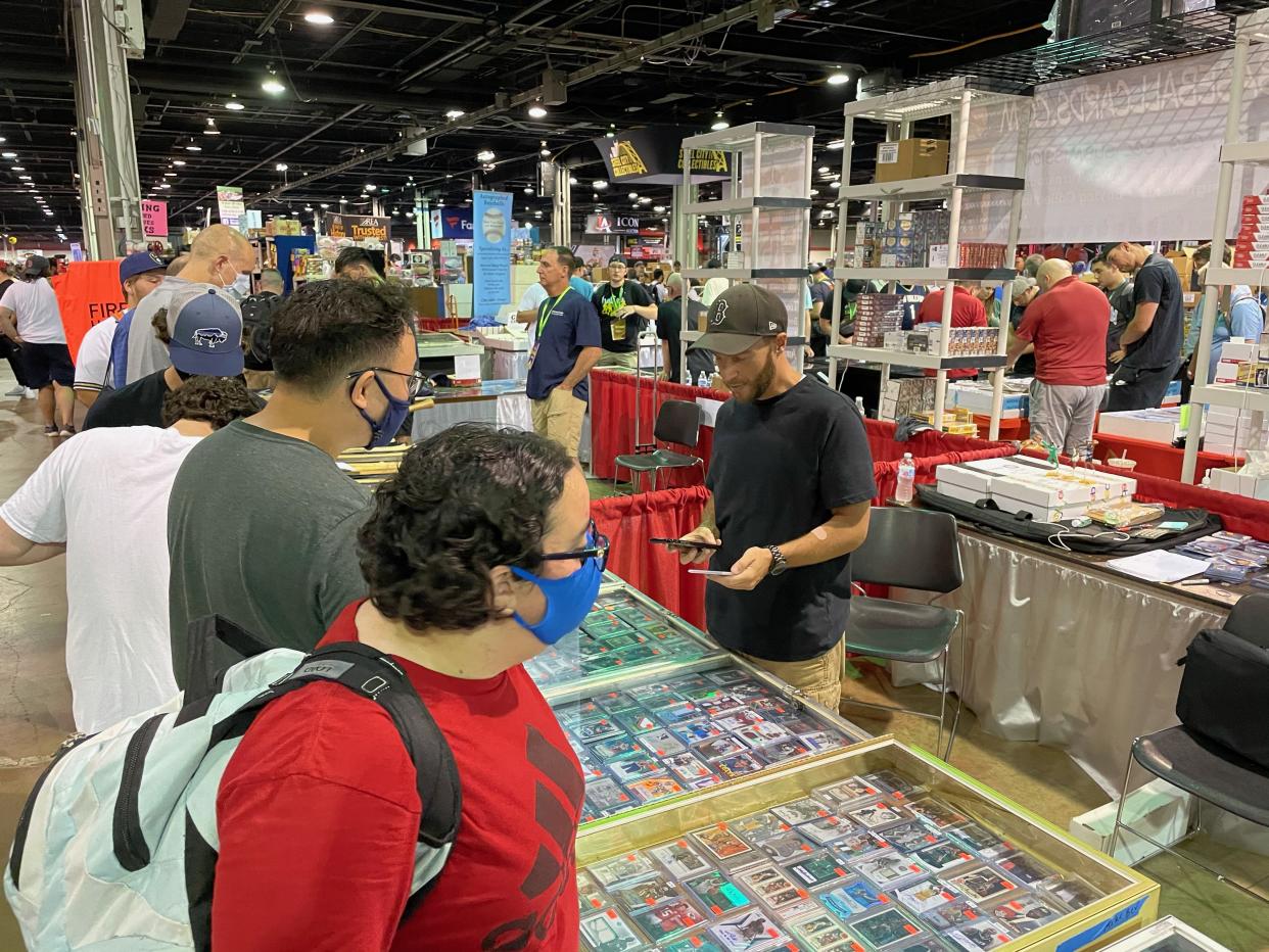 The 2021 National Sports Collectors Convention was packed with hundreds of dealers and thousands of collectors after last year's event was canceled. (Eric Edholm/Yahoo Sports)