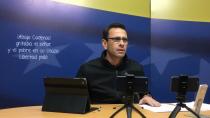 <p>Henrique Capriles Radonski es uno de los líderes fundamentales de la oposición venezolana. Ha sido alcalde, gobernador del estado Miranda, que incluye una parte de Caracas, y candidato a la Presidencia de la República en dos oportunidades. En octubre de este año terminó su periodo como gobernador. Ha podio tomarse unos meses de descanso o dedicarse en exclusiva a labores de organización de su partido, Primero Justicia. En vez de eso, Capriles concentró sus energías en buscar apoyo internacional para el plan Alimenta la Solidaridad.<br></p><p>“Ya que el régimen se niega a permitir la apertura de un canal humanitario –explicó Capriles- reforzaremos este plan de ayuda, creado para apoyar a los niños en situación de desnutrición. Lo ampliaremos para incluir a los abuelos y atender también sus necesidades en materia de salud. Hemos sumado un equipo preparado para eso”.<br></p><p>“Los venezolanos que están sufriend, necesitan una respuesta inmediata. Hay que agotar todas las instancias, hay que tocar todas las puertas para que el país pueda encontrar una solución y eso es precisamente lo que estamos haciendo con este programa”. Agregó que están buscando voluntarios que quieran incorporarse. La dirección electrónica del programa es: alimentalasolidaridadinfo@gmail.com.<br>(Foto: EFE)<br><br>(Cortesía) </p>