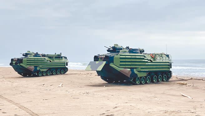 海軍陸戰隊24日在宜蘭縣利澤沙丘海岸、壯圍海岸進行年度計畫的登陸操演，首次模擬泛水搶灘登陸成功。圖為兩棲突擊車。（吳佩蓉攝）