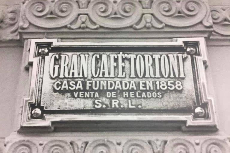 La placa fue colocado en la fachada del Tortoni cuando el local abrió sus puertas hacia la recién inaugurada Avenida de Mayo, en 1894