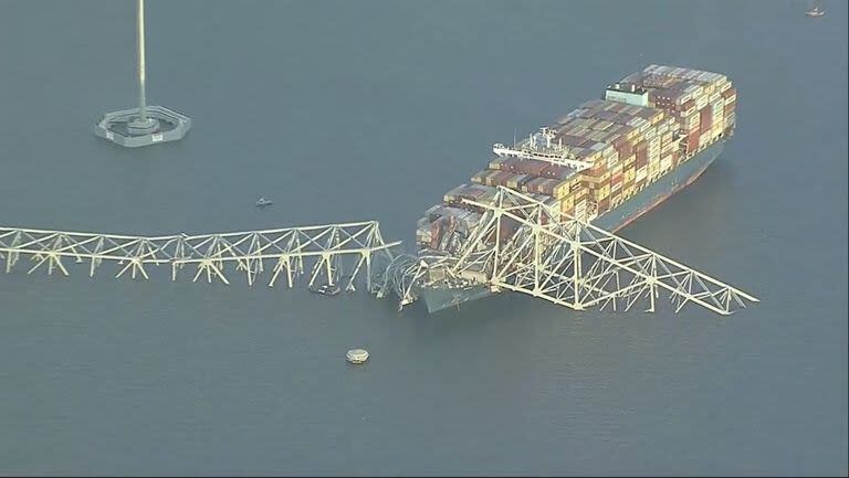Partes del puente Francis Scott Key permanecen después de que un barco portacontenedores chocó con uno de los soportes del puente el martes 26 de marzo de 2024 en Baltimore