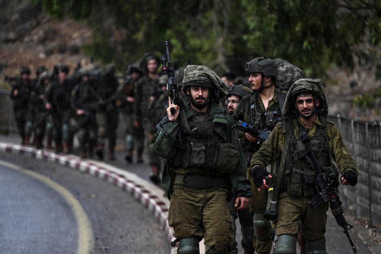 Soldados del ejército israelí patrullan una zona no revelada en el norte de Israel, fronteriza con Líbano en medio de los combates en curso entre Israel y el grupo islamista palestino Hamas. 