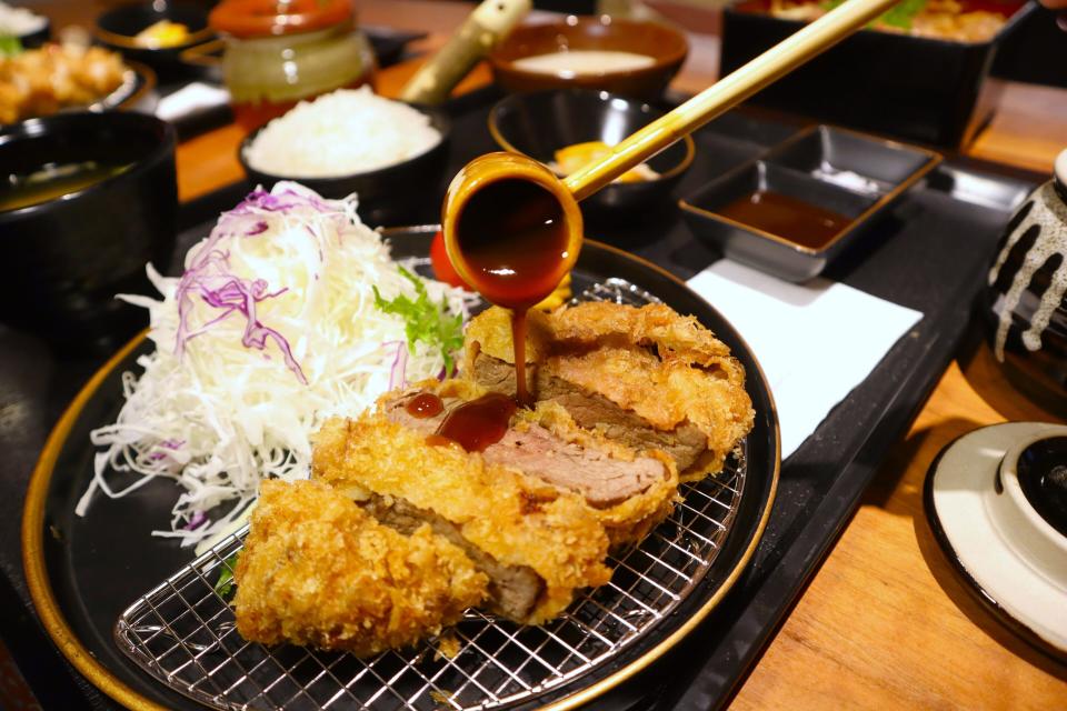 itacho tonkatsu - beef sauce