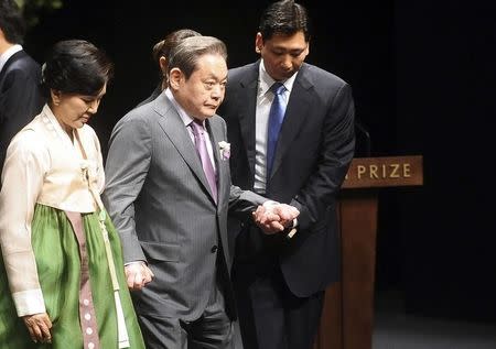 Samsung Electronics chairman Lee Kun-Hee (2nd L) and his wife Hong Ra-Hee (L) leave after the Ho-am prize award ceremony in Seoul June 1, 2012. REUTERS/Seo Jae-hoon/Pool