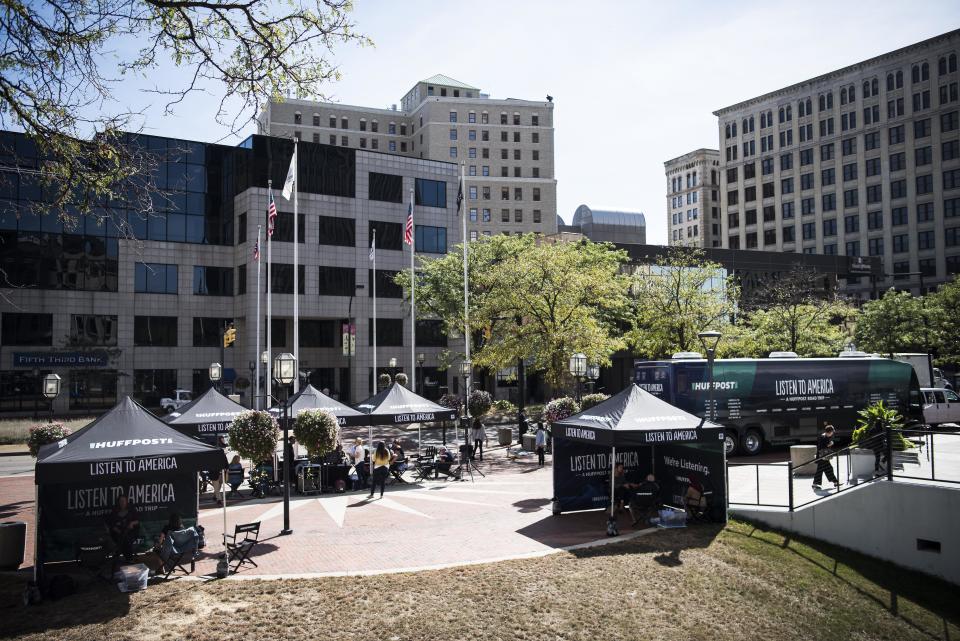 People&nbsp;check out&nbsp;the HuffPost activation site in Cascade Plaza.