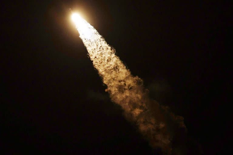 El cohete SpaceX Falcon 9 con la cápsula espacial Crew Dragon despega desde la plataforma 39A en el Centro Espacial Kennedy en Cabo Cañaveral, Florida