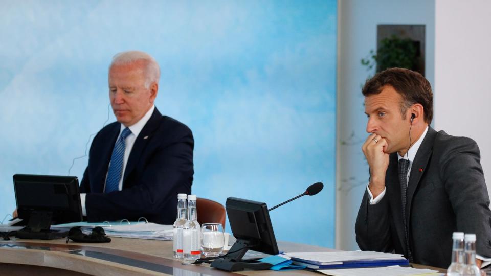 Joe Biden (l) und Emmanuel Macron bei einem Treffen im Rahmen des G7-Gipfels im Juni.