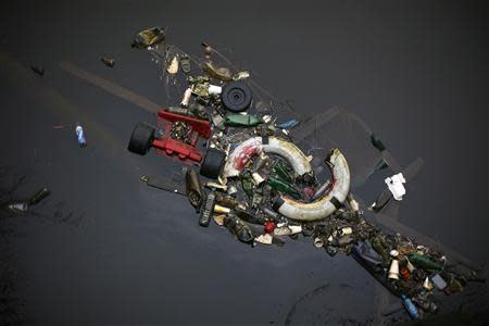 Rubbish floats in the Govan Graving Docks in Glasgow, Scotland January 15, 2014. REUTERS/Stefan Wermuth