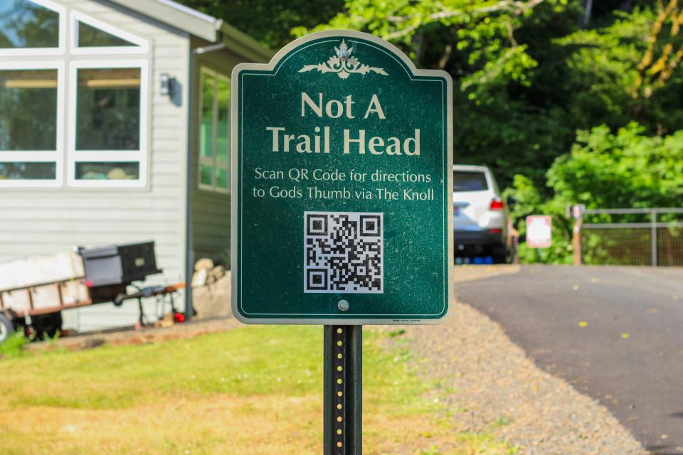 Un señalamiento frente a una casa en Lincoln City indica que ese vecindario no es donde inicia la ruta de senderismo de God's Thumb.