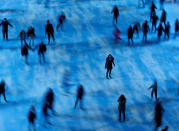 <p>In London können Schlittschuhfans ihre Runden auf der Eislaufbahn des Somerset House, ganz in der Nähe der Themse, drehen. (Bild: Reuters) </p>