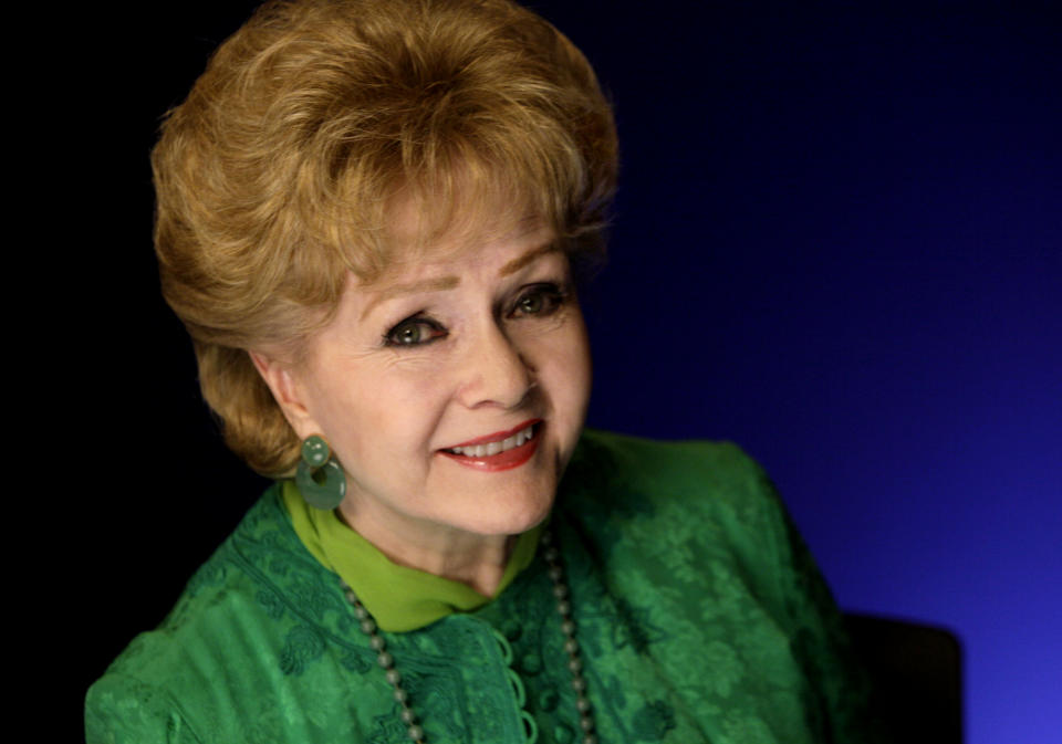 <p>Debbie Reynolds se convirtió en una gran estrella gracias a películas como ‘Cantando bajo la lluvia’, sin embargo, terminó declarándose en bancarrota y aceptando cualquier papel para poder seguir adelante. Buena parte de culpa la tuvo su segundo marido, Harry Karl, que dilapidó buena parte de su fortuna en el juego y en inversiones absurdas. La actriz, conocida también por ser la madre de Carrie Fisher, llegó a tener una deuda de 3 millones de dólares. (Foto: Richard Drew / AP). </p>