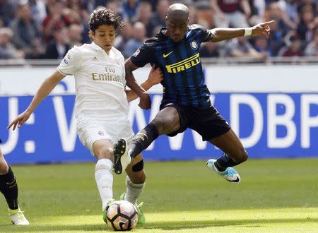 Football Soccer - Inter Milan v AC Milan - Italian Serie A - San Siro Stadium, Milan, Italy - 15/04/17 Inter Milan's Miranda and AC Milan's Matias Fernandez in action. REUTERS/Alessandro Garofalo