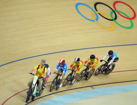 2016 Rio Olympics - Cycling Track - Repechage - Women's Keirin First Round Repechages - Rio Olympic Velodrome - Rio de Janeiro, Brazil - 13/08/2016. Cyclists follow Rio volunteer Ivo Siebert on the electric bike at the start. REUTERS/Paul Hanna