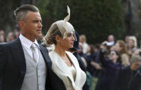 <p>Der ehemalige Boyband-Bad-Boy Robbie Williams wurde von seiner Frau Ayda Field gezähmt und tummelt sich nun lieber mit ihr auf königlichen Hochzeiten. (Bild: Gareth Fuller/Pool via AP) </p>