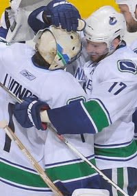 Ryan Kesler (R) celebrates with goalie Roberto Luongo after Game 3 victory
