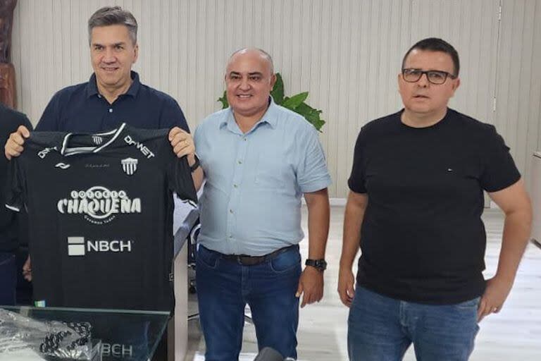 Leandro Zdero, Gobernador de Chaco, Héctor Gómez, Presidente del Club Chaco For Ever, y Ricardo Duré, tesorero de la institución