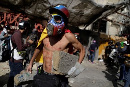 Demonstrators collect materials to build barricades while rallying against Venezuela's President Nicolas Maduro's government in Caracas, Venezuela, August 4, 2017. REUTERS/Ueslei Marcelino